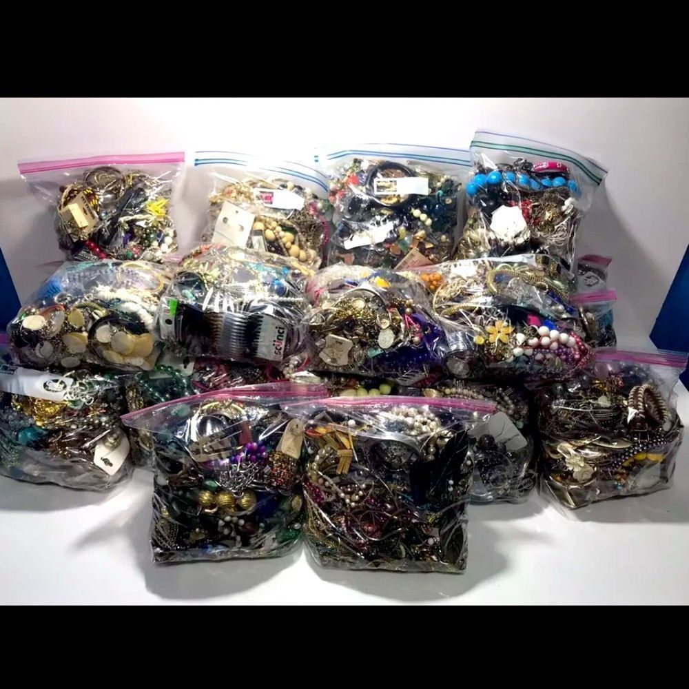 4 LBs vintage fashion GOLD & SILVER Jewelry Lot~ Signed & Unsigned All Wearable